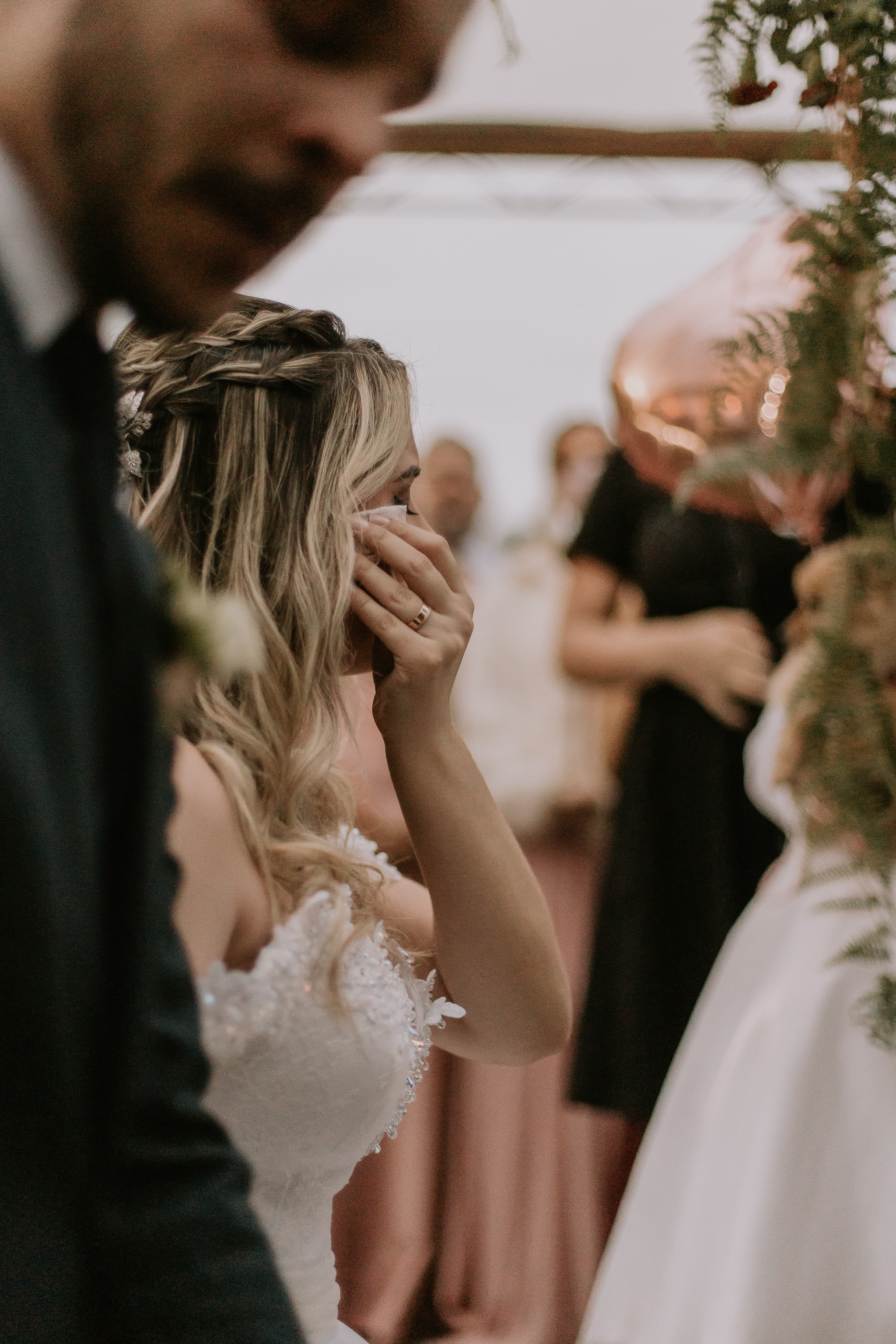 Noiva emocionada enxugando lágrimas durante cerimônia de casamento