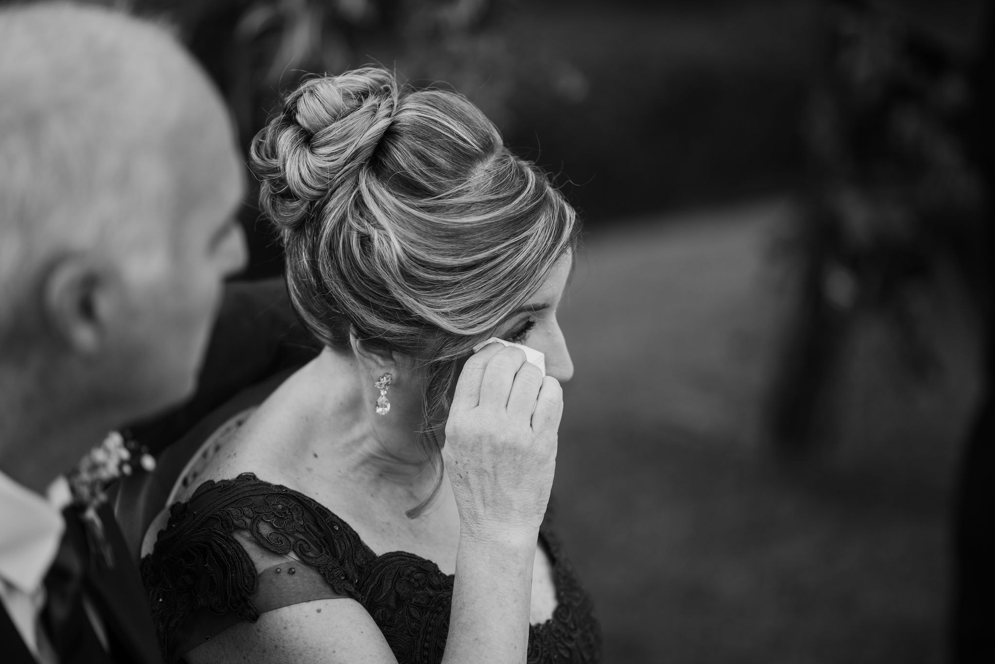 Convidada emocionada durante cerimônia de casamento em preto e branco
