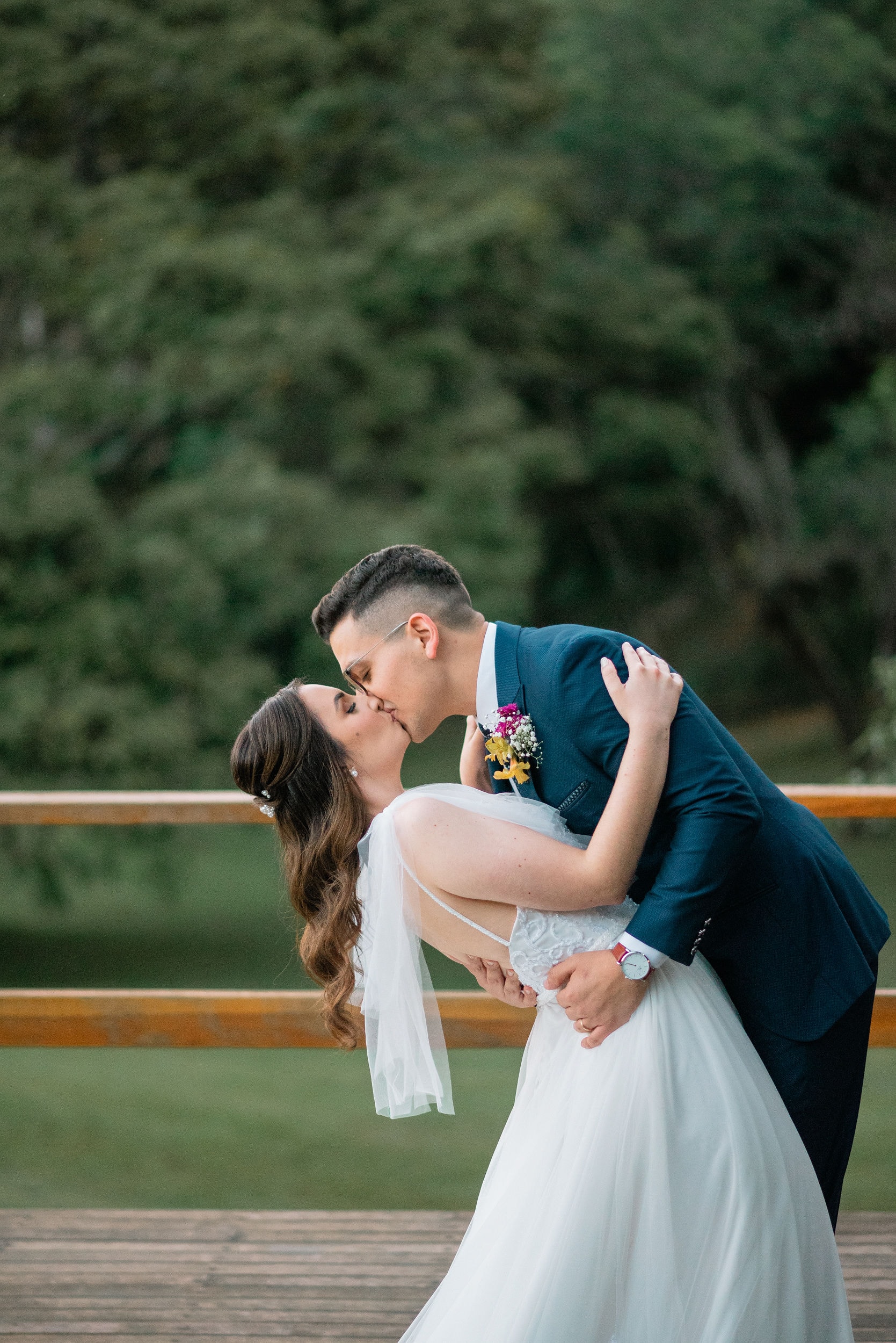 Casal celebrando com pétalas ao vento em preto e branco
