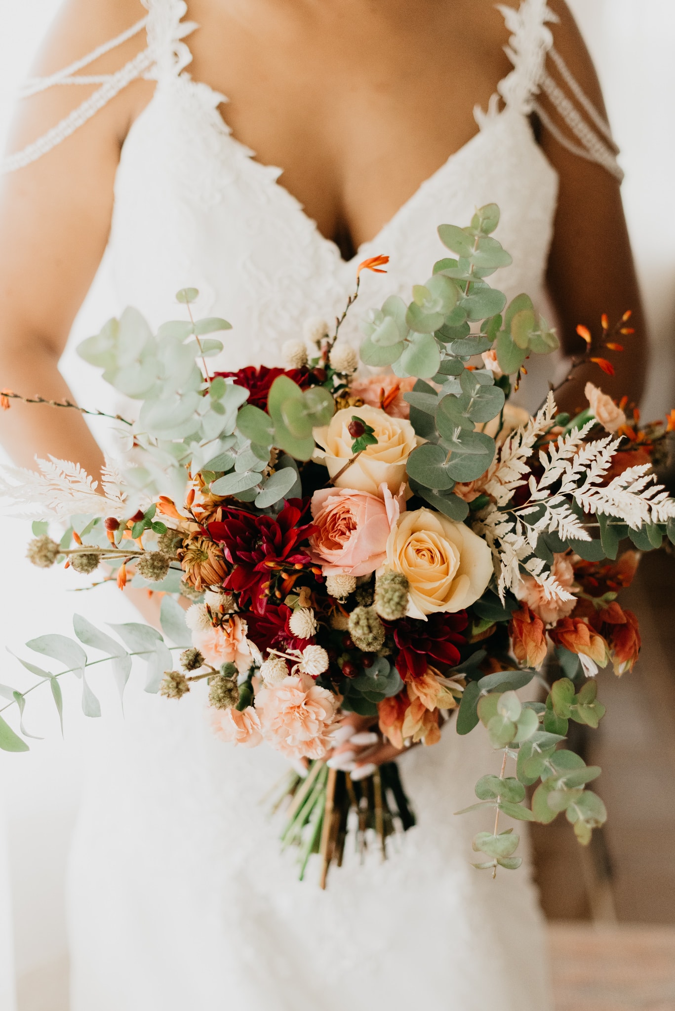 Buquê de noiva com rosas e eucalipto em tons terrosos